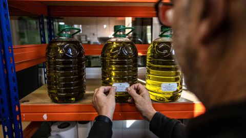 Un trabajador etiqueta botellas de aceite de oliva en Tarragona, España, el 16 de de diciembre de 2023.
