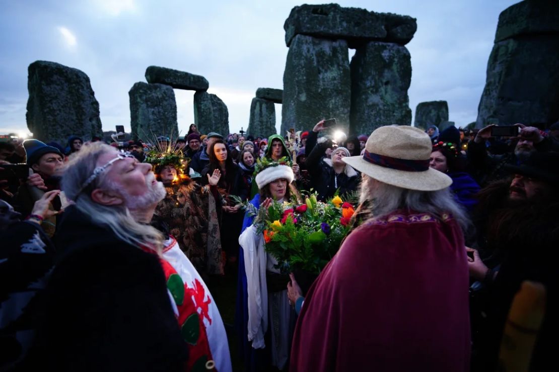 La gente participa en las celebraciones del solsticio de invierno en Stonehenge el 22 de diciembre de 2023.