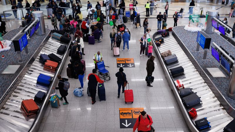 Защо авиокомпаниите таксуват толкова много за чекиран багаж? Това неясно правило помага да се обясни защо