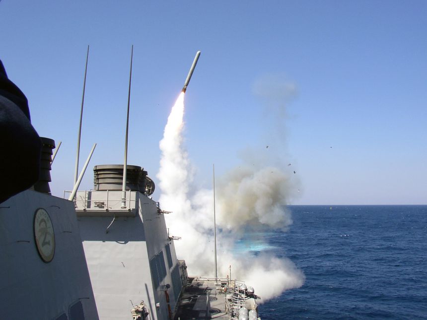 На цій роздатковій фотографії ВМС США есмінець з керованими ракетами USS Porter запускає ударну ракету Tomahawk Land Attack Missile в бік Іраку в 2003 році.