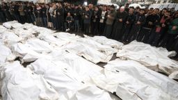 Palestinos lloran a sus familiares, muertos en un ataque israelí nocturno en el campo de refugiados de Al-Maghazi, durante un masivo funeral en el hospital Al-Aqsa en Deir Al-Balah, en el centro de Gaza, el 25 de diciembre de 2023, en medio de las batallas entre Israel y el grupo extremista palestino Hamas.