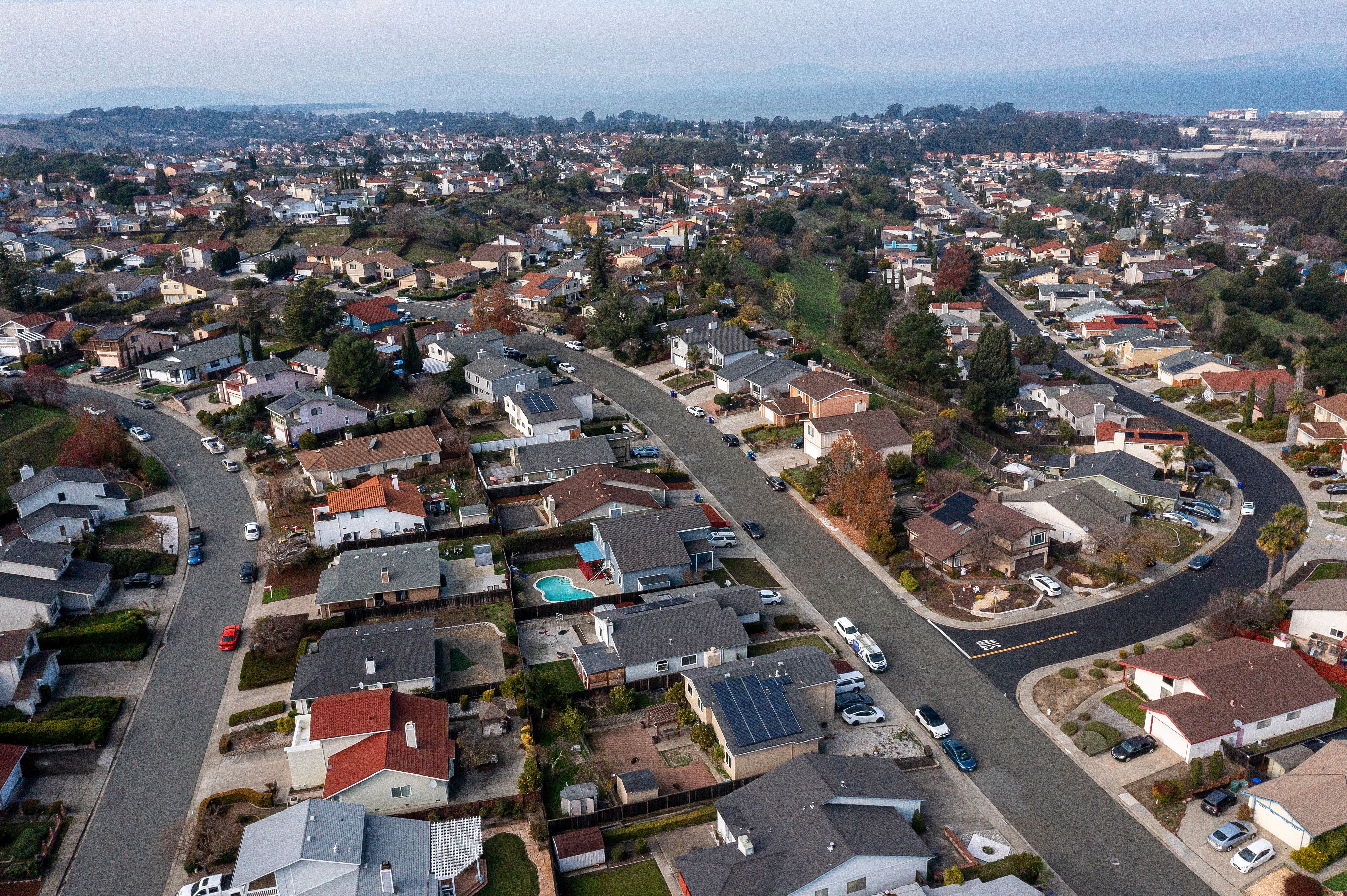 The 6% commission on buying or selling a home is gone after Realtors association agrees to seismic settlement | CNN Business