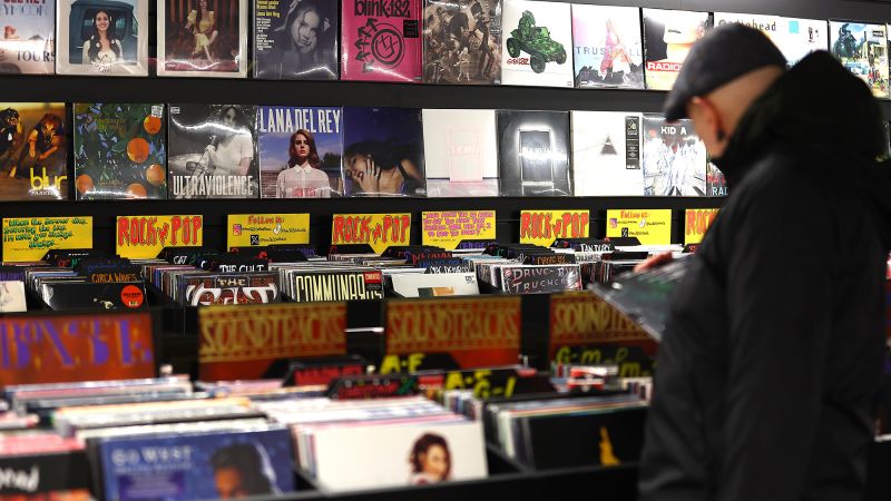 Read more about the article Vinyl records are now so hot they move UK inflation – CNN