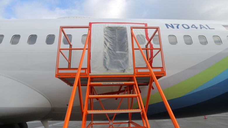 En este folleto de la Junta Nacional de Seguridad en el Transporte (NTSB), el plástico cubre el exterior del área del tapón del fuselaje del vuelo 1282 del Boeing 737-9 MAX de Alaska Airlines el 7 de enero de 2024 en Portland, Oregón.  Una sección del tamaño de una puerta cerca de la parte trasera del avión Boeing 737-9 MAX explotó 10 minutos después de que el vuelo 1282 de Alaska Airlines despegara de Portland, Oregón, el 5 de enero con destino a Ontario, California.