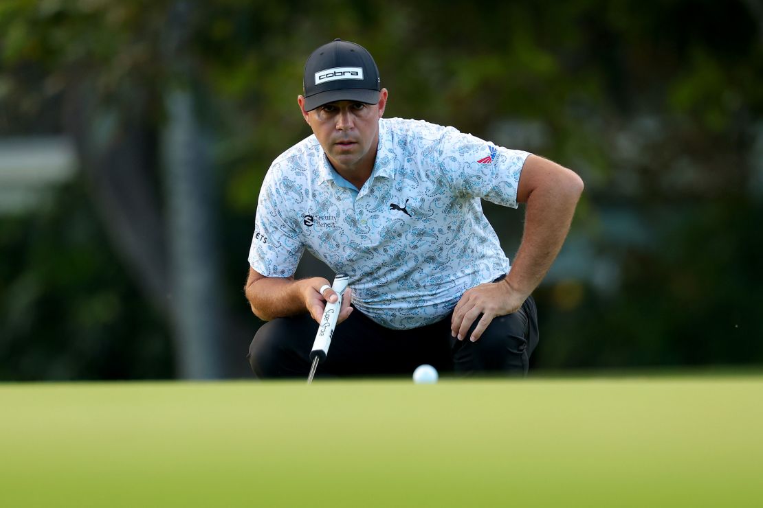 Woodland lines up a putt on the tenth green during the first round of the 2024 Sony Open in Hawaii.