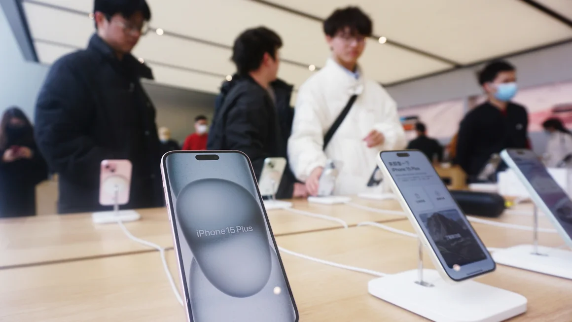 Apple Rompe con la Tradición al Ofrecer Descuentos por Tiempo Limitado en China en Medio de una Competencia Creciente