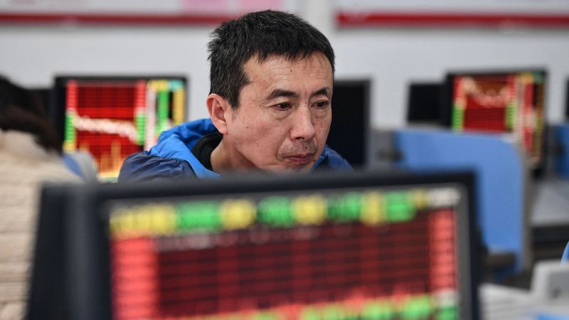 Китайските акции отново се стопяват след най-лошата седмица от години