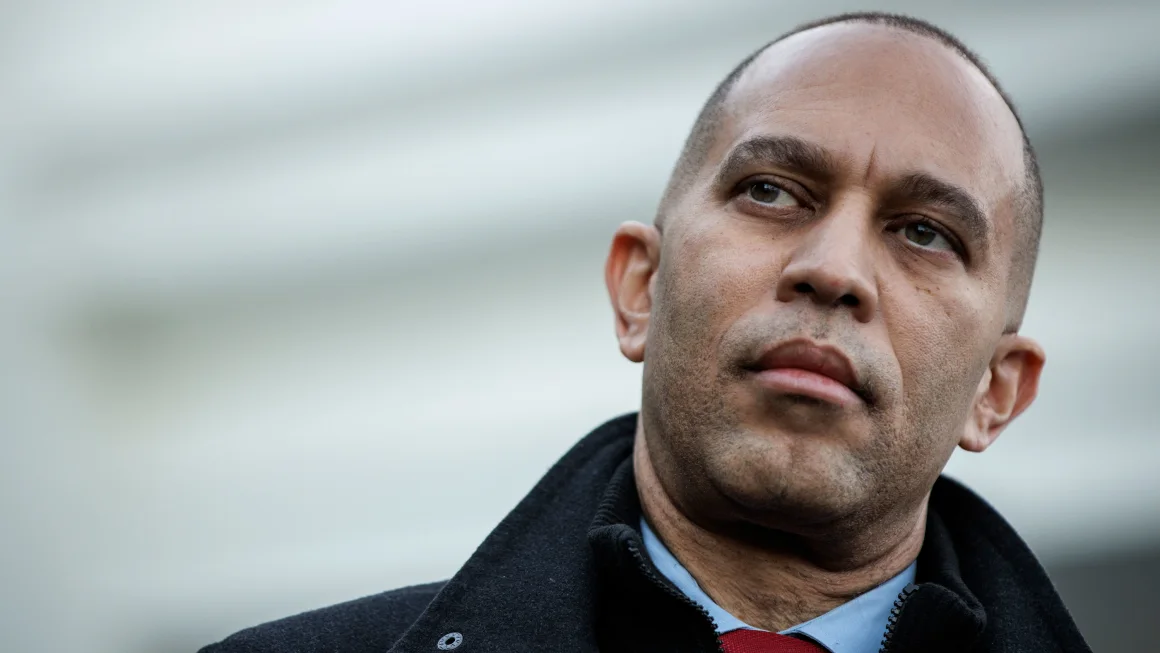 Hakeem Jeffries built a plan to be speaker – and maybe hold off Trump (edition.cnn.com)