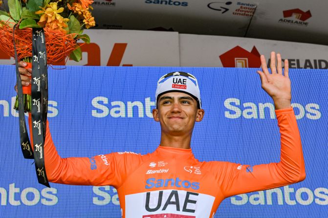 Isaac Del Toro después del final de la cuarta etapa de la carrera Tour Down Under en Adelaida el 19 de enero de 2024.