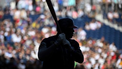Un beisbolista sostiene un bate durante un partido de la Liga Venezolana de Béisbol en el Estadio Monumental Simón Bolívar de Caracas, el 7 de enero de 2024.