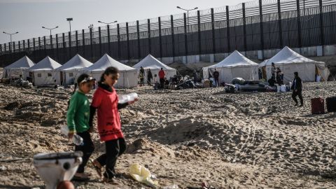 Palestinos desplazados viviendo en tiendas de campaña improvisadas instaladas en el área vacía cerca de la frontera egipcia en Rafah, Gaza el 22 de enero.