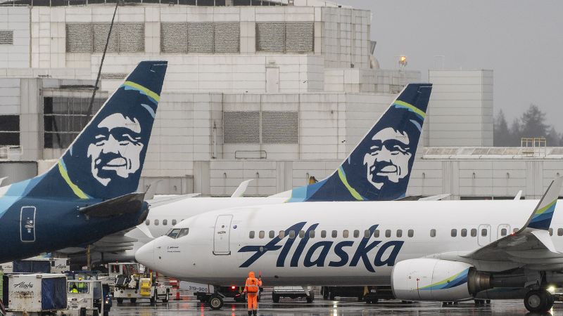Пътник на Alaska Airlines обвинен в нападение на друг пътник