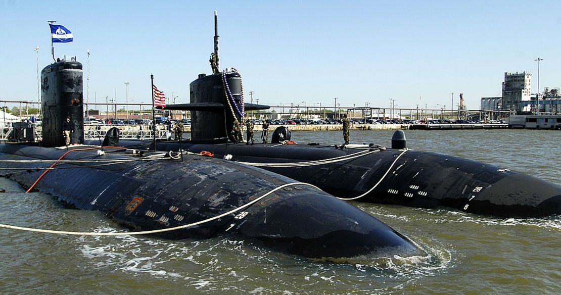 Dos submarinos de propulsión nuclear clase Los Angeles, el USS Boise y el USS Newport News, en Norfolk, Virginia, en 2003.