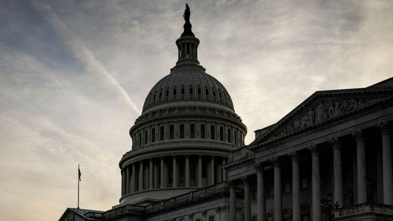 Докато Сенатът продължава дебата си относно законопроекта за допълнително финансиране