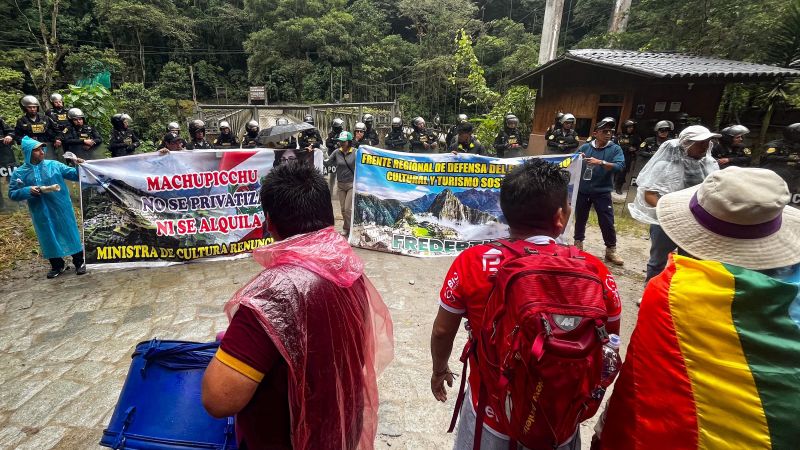 Туристи, блокирани след протести в Перу, блокираха достъпа до Мачу Пикчу