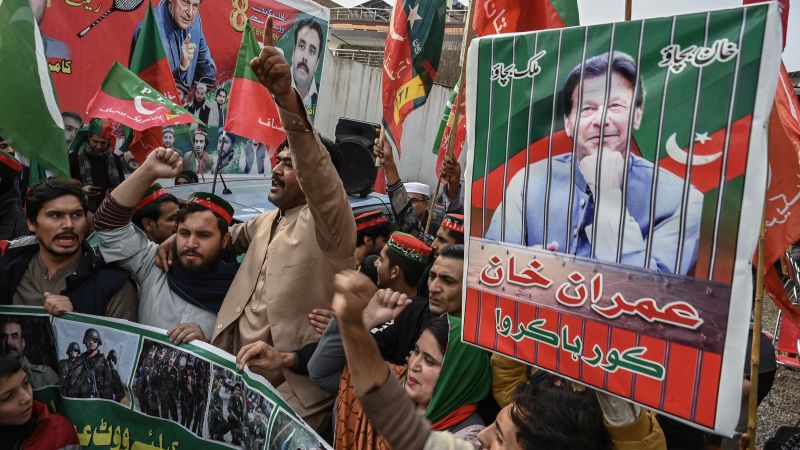 Пакистан на ръба, докато стари династии се борят за власт, а популистът Имран Хан лежи в затвора
