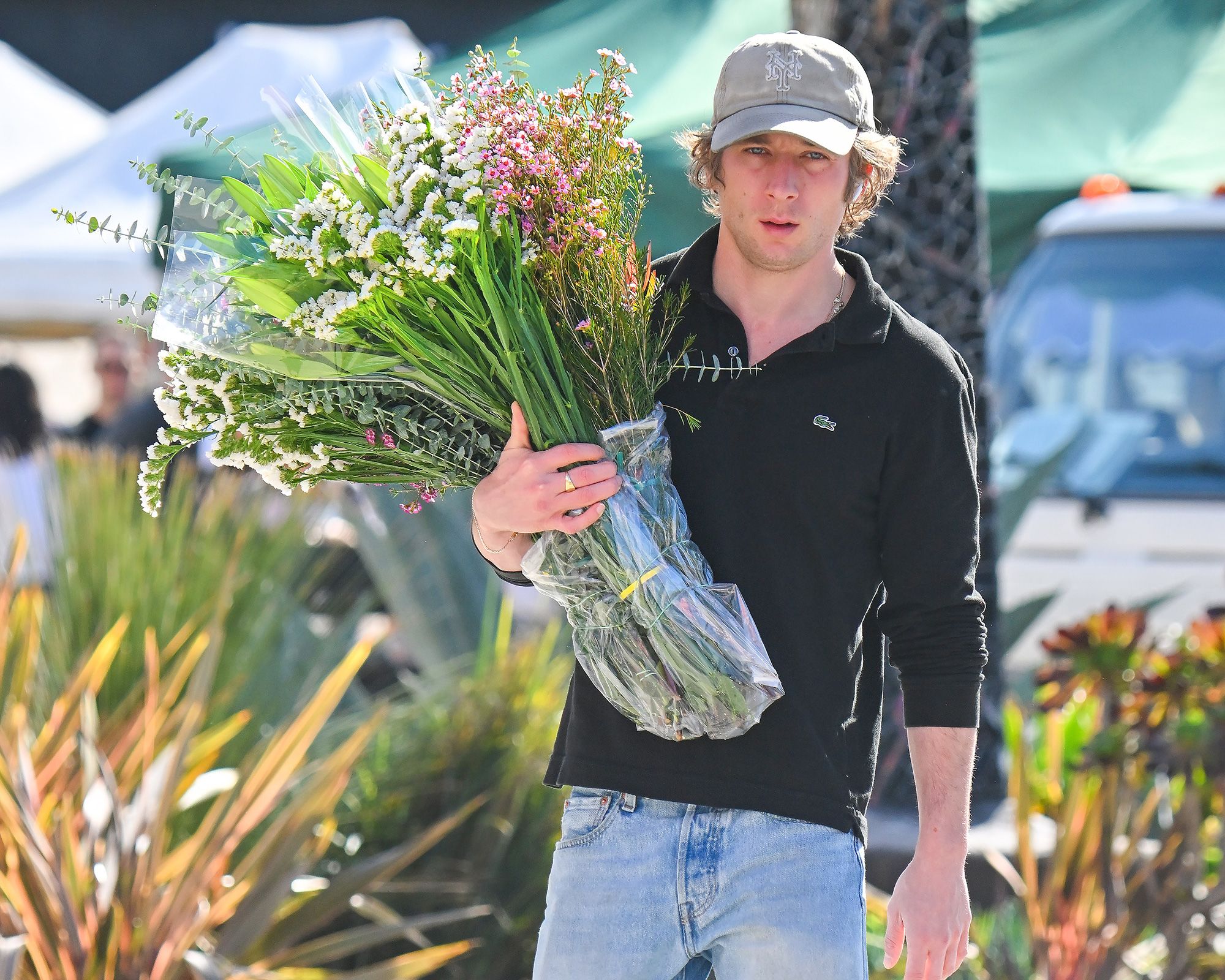 Last year, Jeremy Allen White went viral for paparazzi photos of him shopping for fresh flowers at Studio City Farmer's Market.