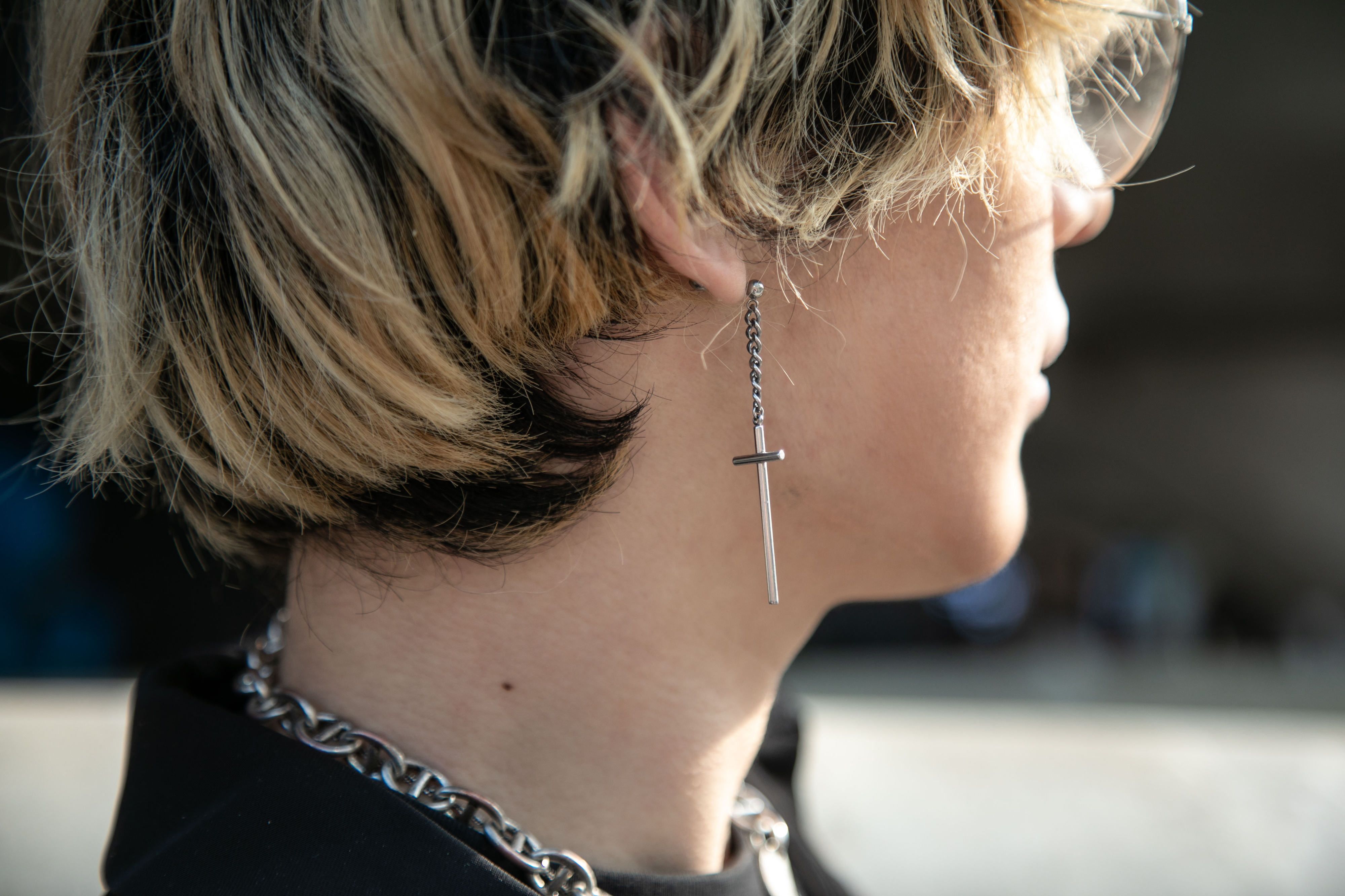 Jeong Gun-ha wears a silver cross earring.