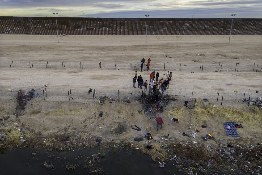 Migranten passeren prikkeldraad nadat ze op 1 februari 2024 de Rio Grande zijn overgestoken naar El Paso, Texas.