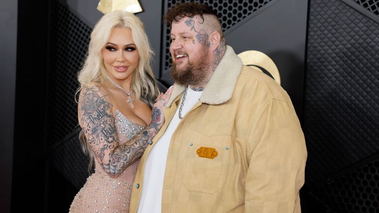 Los Angeles, CA - February 04: Jelly Roll and Bunnie XO arrive on the Red Carpet at the Crypto.com Arena  in Los Angeles, CA, Sunday, Feb. 4, 2024. (Allen J. Schaben / Los Angeles Times via Getty Images)