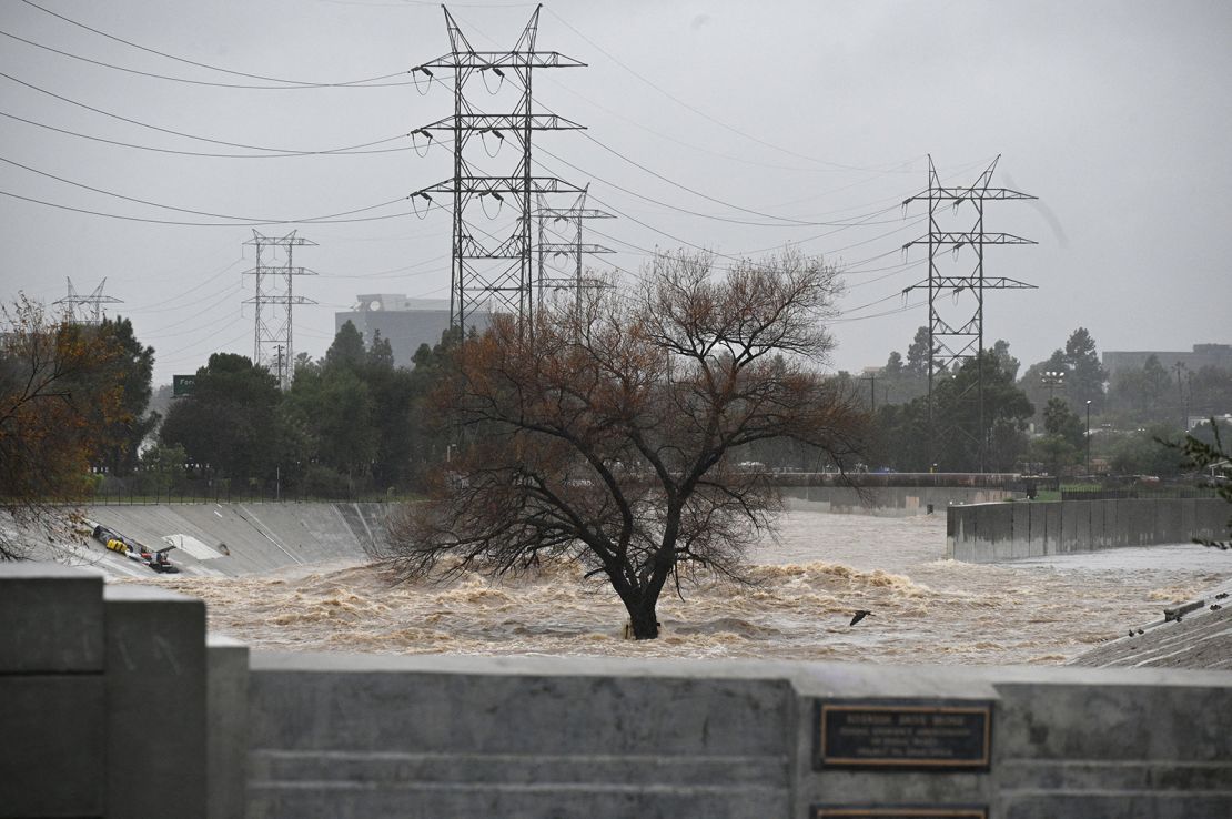 El agua azota los elementos a lo largo del río Los Ángeles mientras la segunda y más poderosa de dos tormentas fluviales atmosféricas inunda Los Ángeles el 5 de febrero de 2024.