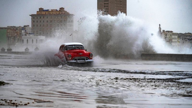 Необичайно силен студен фронт връхлетя северното крайбрежие на Куба във вторник