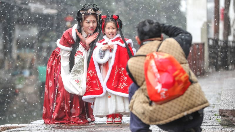 За някои празнуващи на Пролетния фестивал в Китай традиционното облекло добавя елемент на пътуване във времето към празненствата