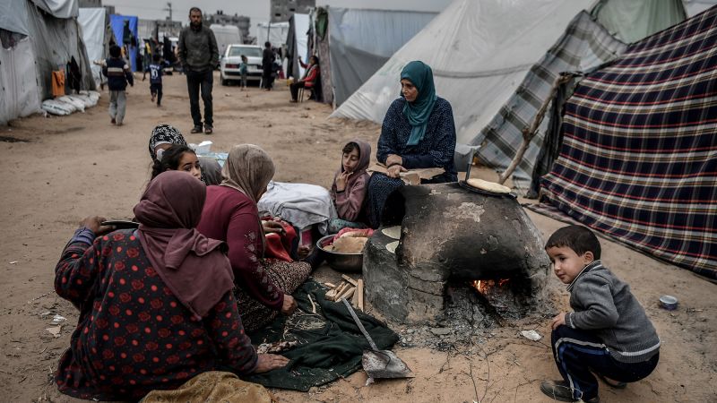 Разселените палестинци, натъпкани в палатки в Рафах, очакват със страх