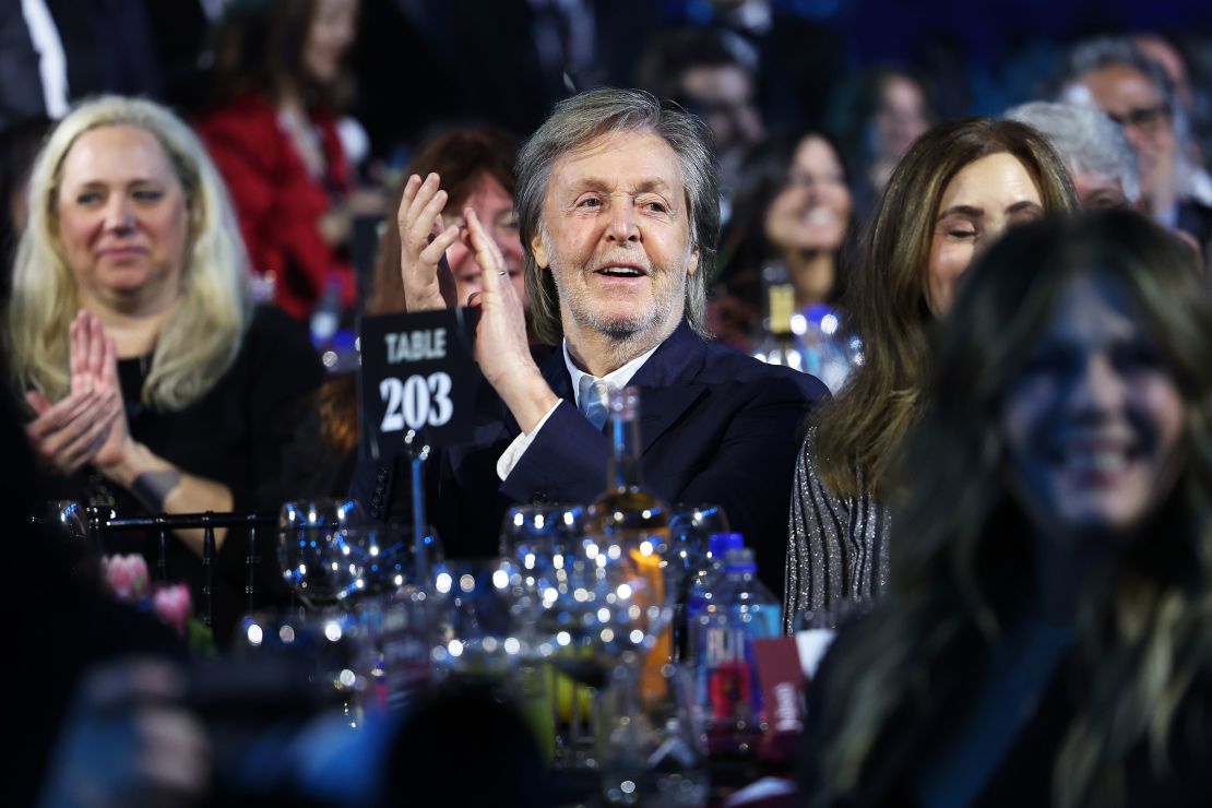 Paul McCartney all'evento MusiCares Person of the Year 2024 a Los Angeles.