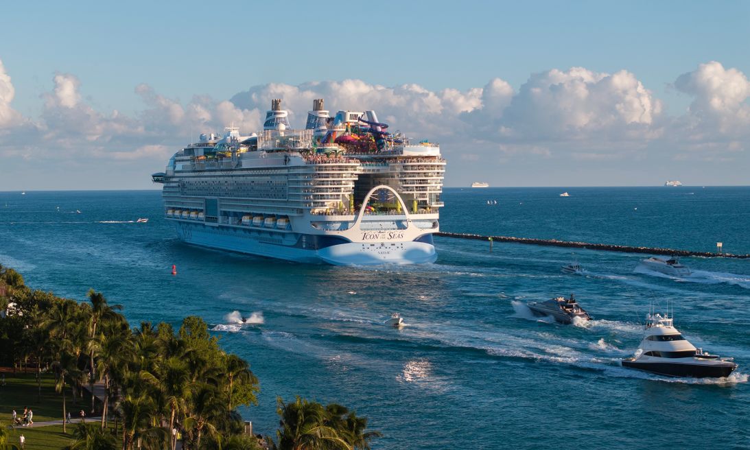 Baby ha ganado el baño: el ícono Royal Caribbean, conocido como el crucero más grande del mundo, se dirige al mar desde Port Miami, Florida.