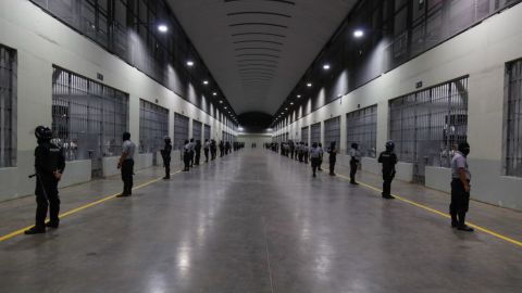 Agentes caminan afuera de las celdas del CECOT en Tecoluca el 6 de febrero de 2024 en San Vicente, El Salvador. En febrero de 2023, El Salvador inauguró la prisión más grande de Latinoamérica como parte del plan del presidente Nayib Bukele para luchar contra las pandillas.