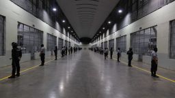 Oficiales patrullan fuera de las celdas en CECOT en Tecoluca el 6 de febrero de 2024 en San Vicente, El Salvador.