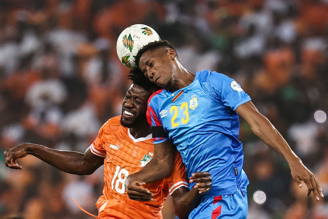 Ivory Coast midfielder Ibrahim Sangare (L) fights for the ball with DR Congo's Simon Banza.