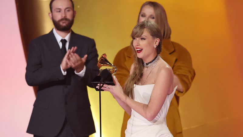 Taylor Swift, Midnights albümüyle yılın dördüncü albüm ödülünü kazanarak Grammy tarihine geçti