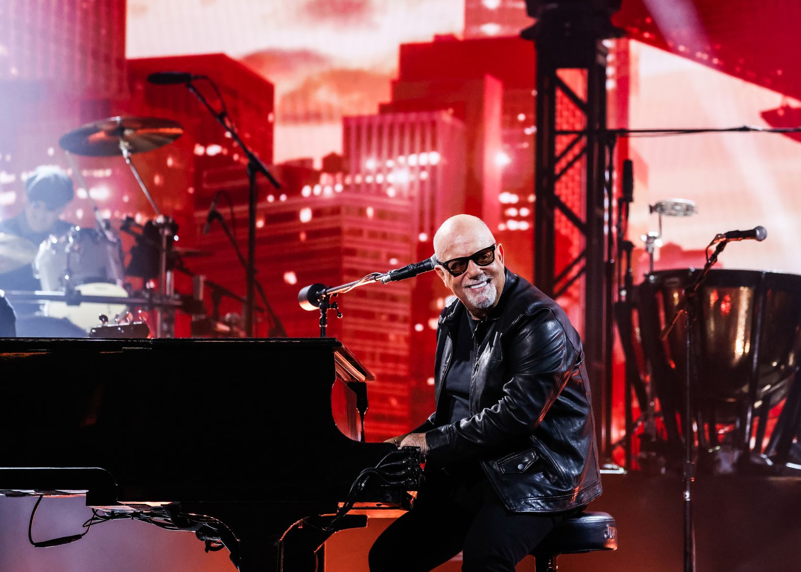 Billy Joel performs his first new single in 17 years, "Turn the Lights Back On."