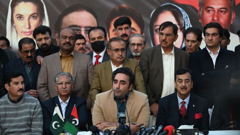 Pakistan Peoples Party (PPP) chairman Bilawal Bhutto Zardari (C) speaks during a press conference in Islamabad on February 13, 2024. Pakistan's main political parties ruled out alliances with each other on February 13 after an indecisive election, raising the possibility of a minority government or weeks more of negotiation before a coalition is formed. (Photo by Aamir QURESHI / AFP) (Photo by AAMIR QURESHI/AFP via Getty Images)