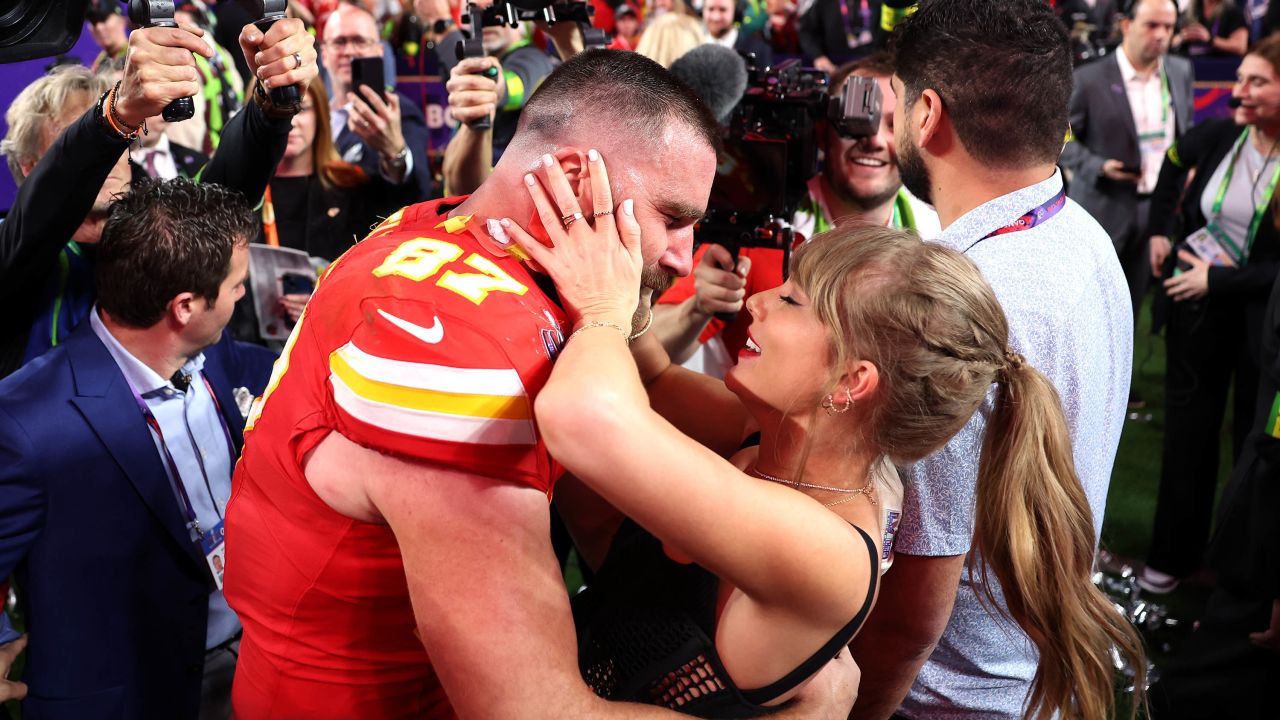 LAS VEGAS, NEVADA - FEBRUARY 11: Travis Kelce #87 of the Kansas City Chiefs celebrates with Taylor Swift after defeating the San Francisco 49ers 2 during Super Bowl LVIII at Allegiant Stadium on February 11, 2024 in Las Vegas, Nevada. (Photo by Ezra Shaw/Getty Images)