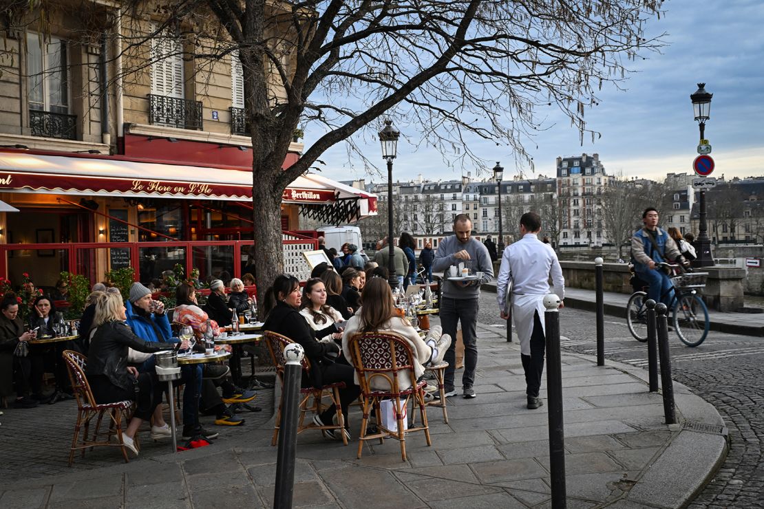 Customers enjoying Paris "en plein air."