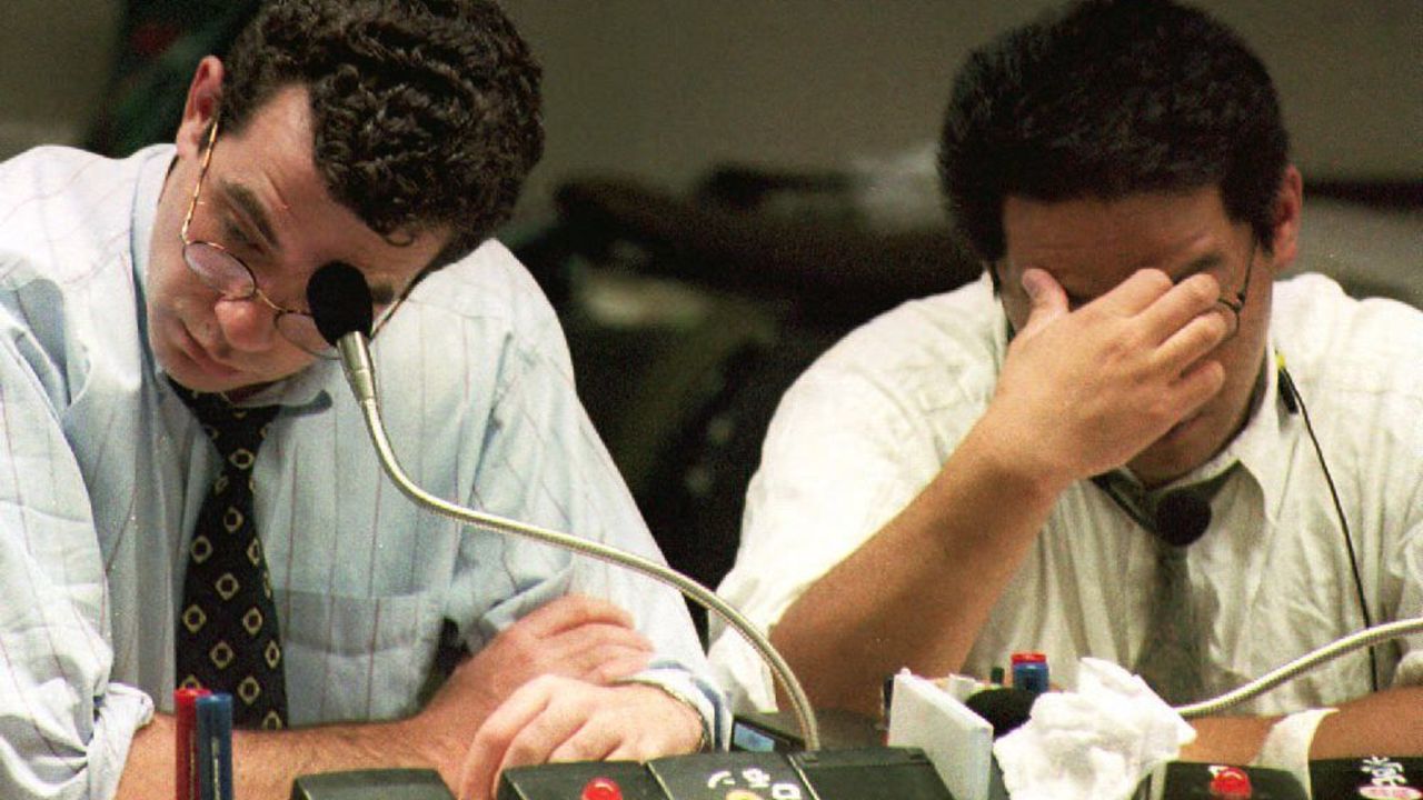 Tired money dealers wait for buy and sell orders at the Foreign Exchange Market 26 May. During the morning trading session, the U.S. dollar hit a record low of 108.98 yen. (Photo by JUNJI KUROKAWA / AFP) (Photo by JUNJI KUROKAWA/AFP via Getty Images)