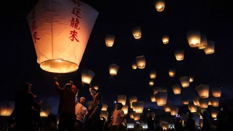 TOPSHOT - Tourists release sky lanterns during the Pingxi Lantern Festival in New Taipei City on February 17, 2024. (Photo by I-Hwa CHENG / AFP) (Photo by I-HWA CHENG/AFP via Getty Images)