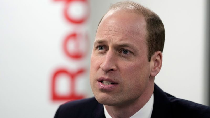 O príncipe William retirou-se do serviço memorial de seu padrinho devido a um assunto pessoal