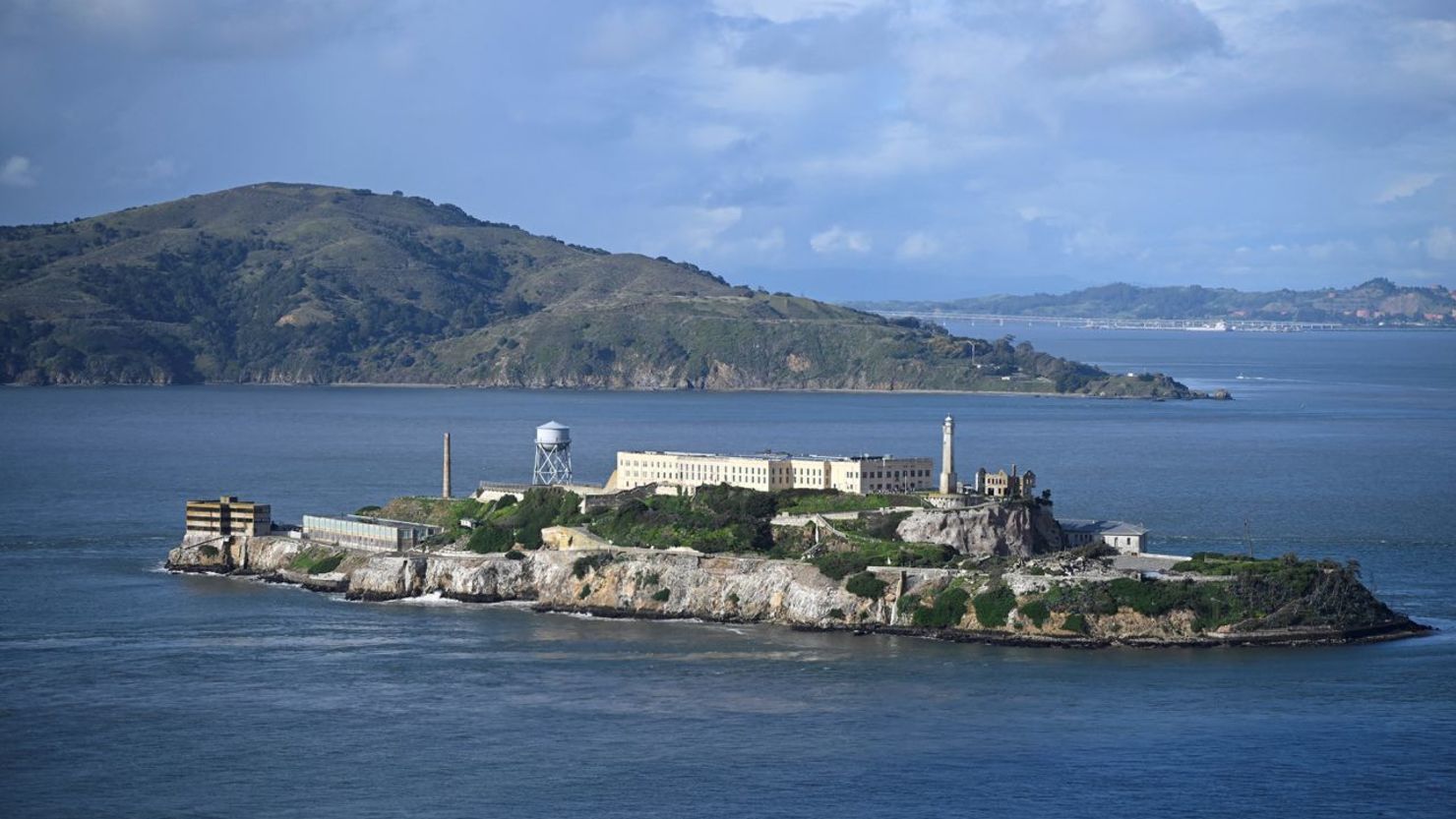 Esta vista aérea muestra la antigua prisión de Alcatraz en San Francisco el 21 de febrero de 2024.