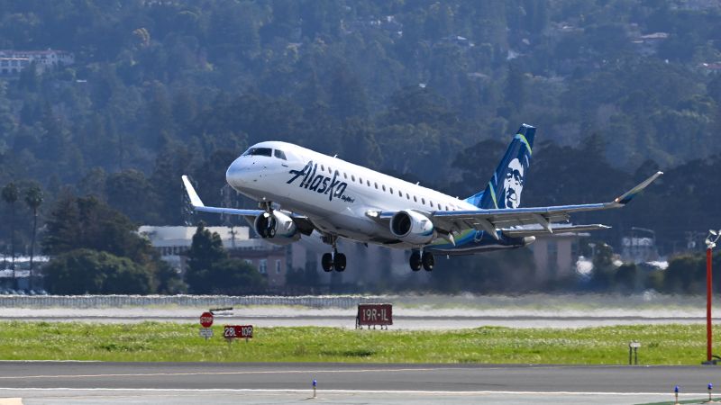 Пътник на Alaska Airlines, обвинен в опит да отвори вратата на пилотската кабина, е обвинен във федералния съд