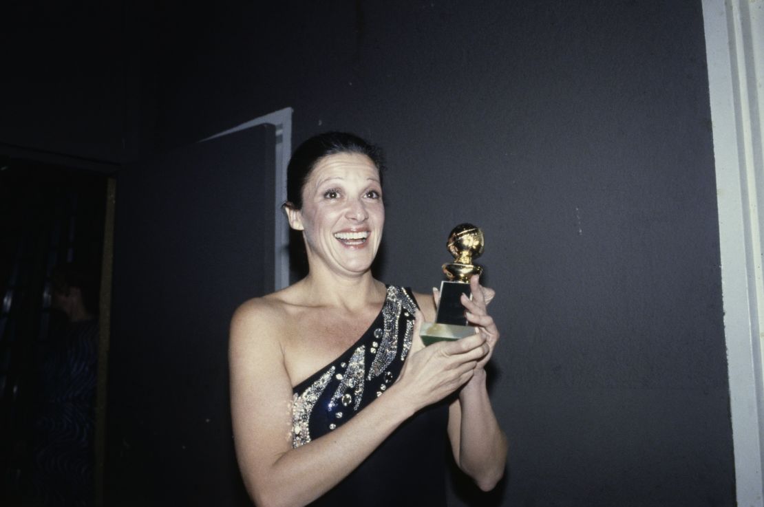 Linda Lavin with her Golden Globe award for 