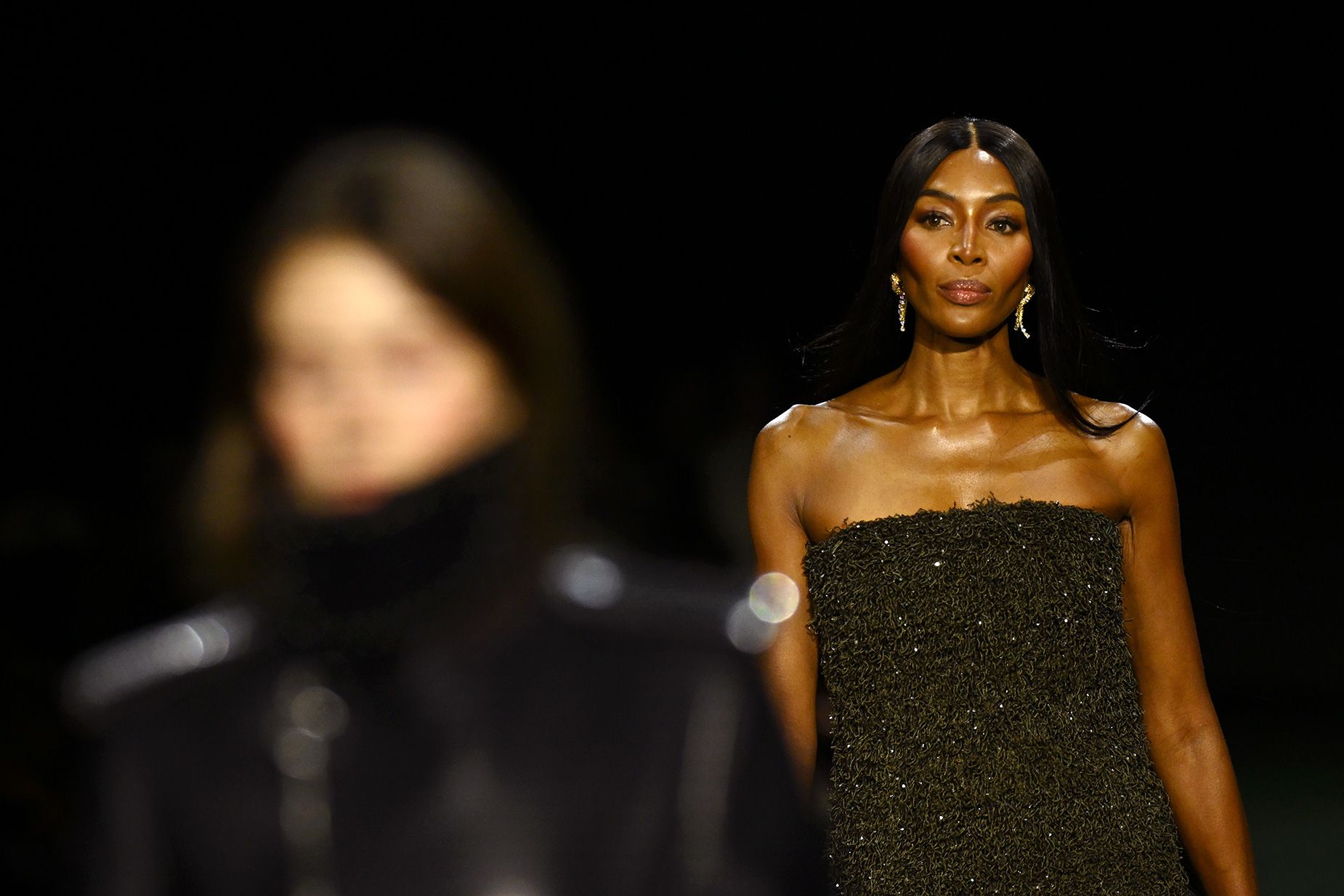 Hoàng gia thời trang Naomi Campbell rạng ngời tại buổi trình diễn thời trang mới nhất của Burberry ở London.