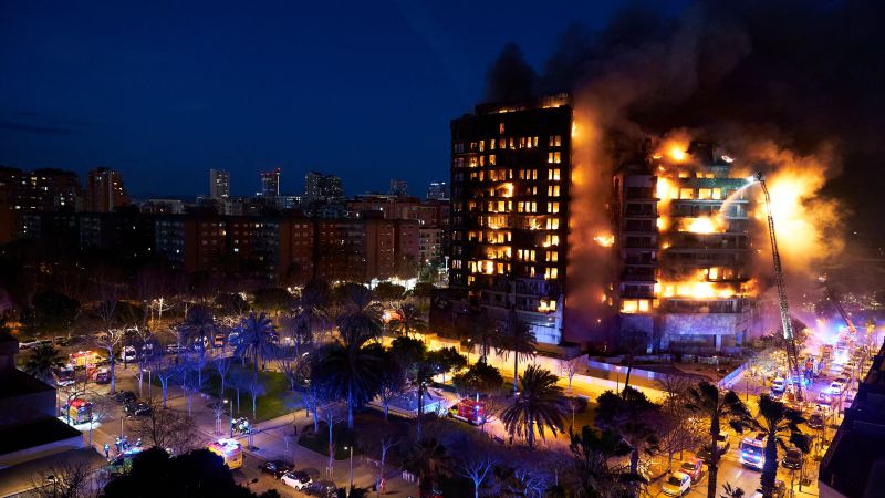 Най-малко 13 души са ранени при пожар в сграда в испанския град Валенсия
