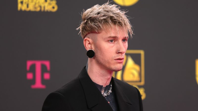 Machine Gun Kelly празнува една година трезвеност