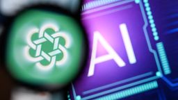 Una foto tomada el 26 de febrero de 2024 muestra el logotipo de la aplicación ChatGPT, desarrollada por la organización estadounidense de investigación en inteligencia artificial OpenAI.
