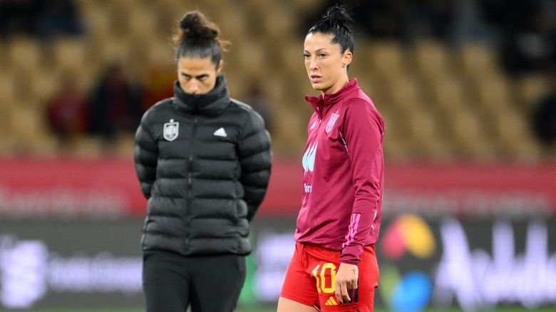 Jennifer Hermoso observa el calentamiento junto a Montserrat Tomé, entrenadora de España, antes del partido de semifinales de la UEFA Women's Nations League 2024 entre España y Países Bajos en el Estadio de La Cartuja el 23 de febrero de 2024 en Sevilla, España.