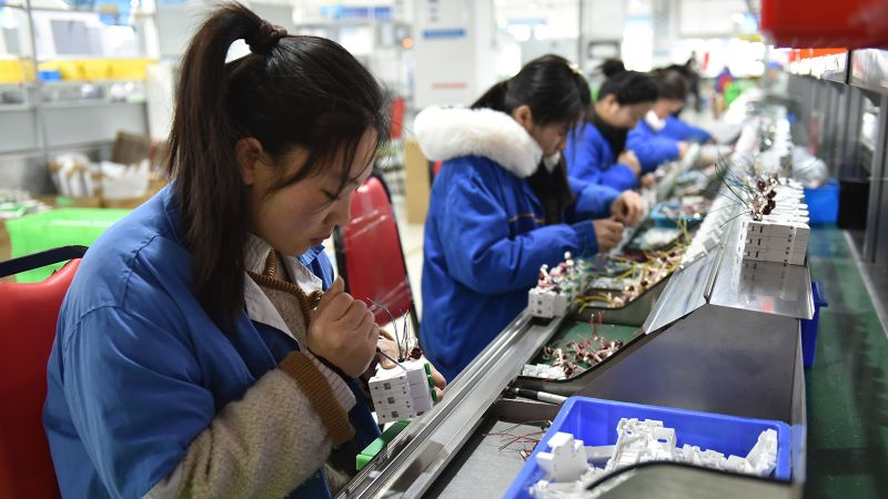Фабриките в Китай изпращат смесени сигнали за икономиката, притискайки Пекин да направи повече